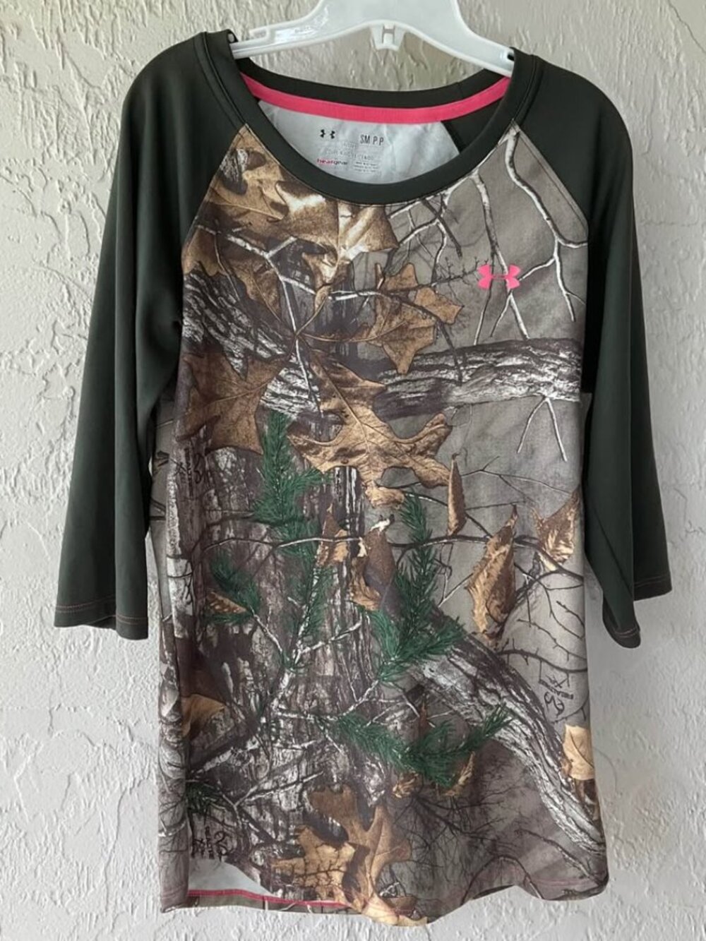 Under Armour Realtree camo shirt small pink logo